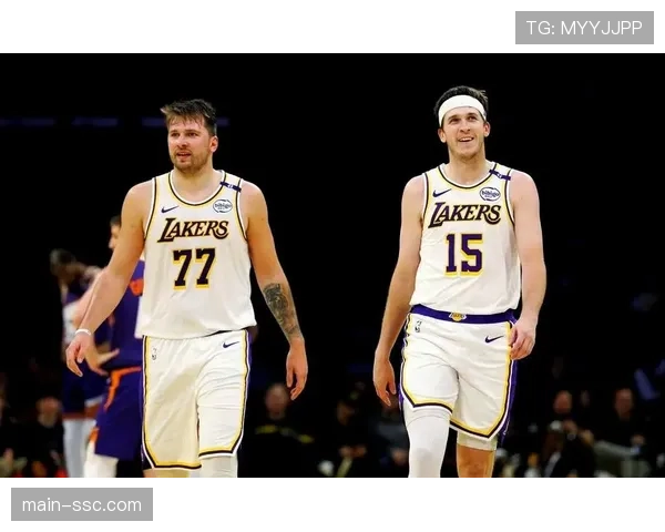 东契奇与里夫斯后场组合效果 组织与得分平衡问题